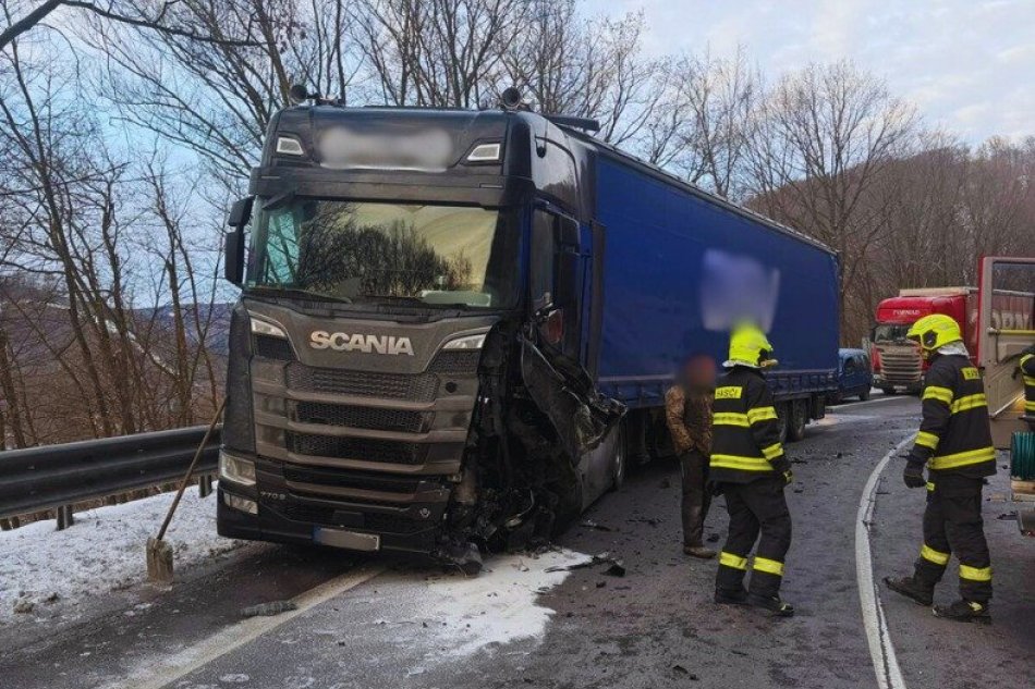 V OBRAZOCH: Nehoda auta a kamióna pri Janovej Lehote