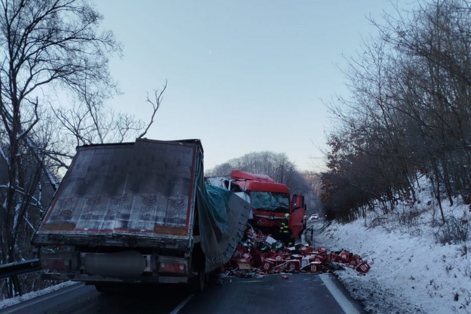 V OBRAZOCH: Čelná zrážka kamiónov ochromila dopravu
