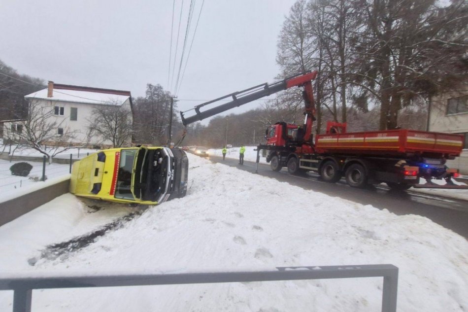 V Cejkove sa prevrátila sanitka