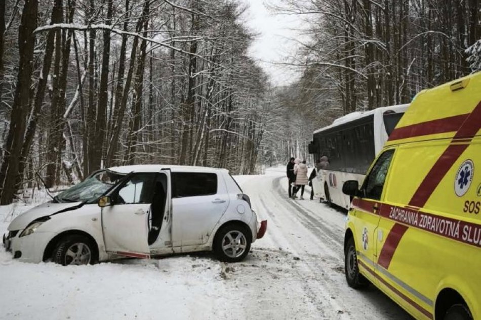 V OBRAZOCH: Vodička sa po šmyku zrazila s autobusom