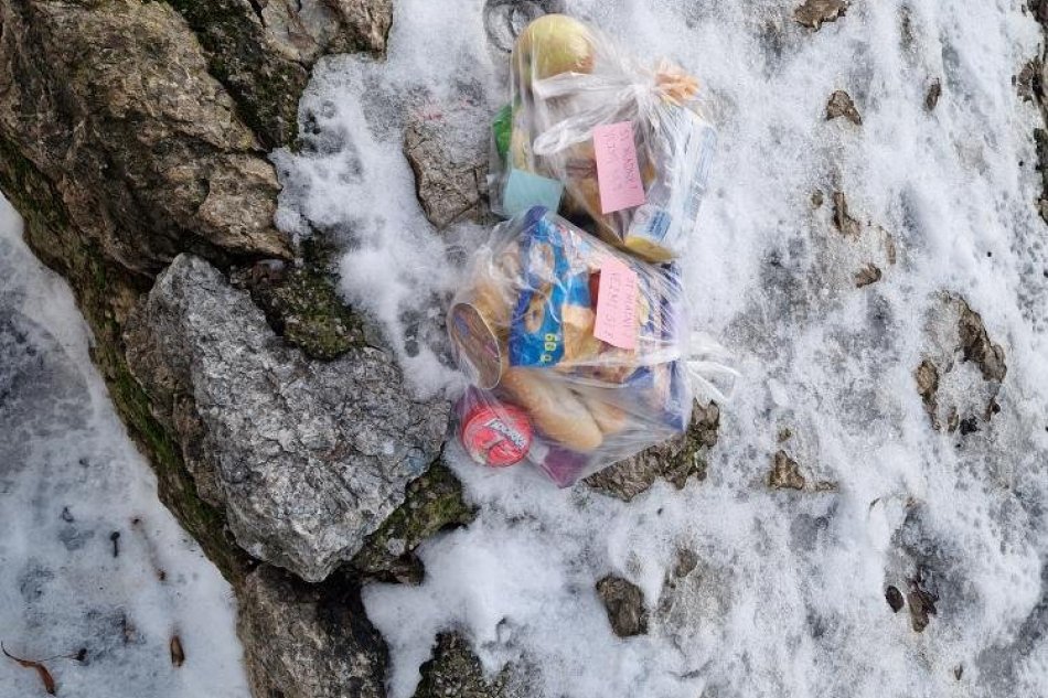 V OBRAZOCH: Neznámy darca sa rozhodol pomôcť potravinami nevšedným spôsobom