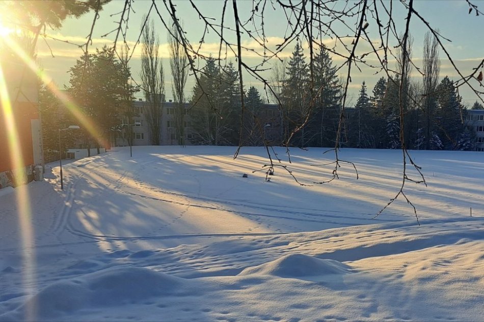 V OBRAZOCH: Vandali poškodili atletický ovál vo Zvolene