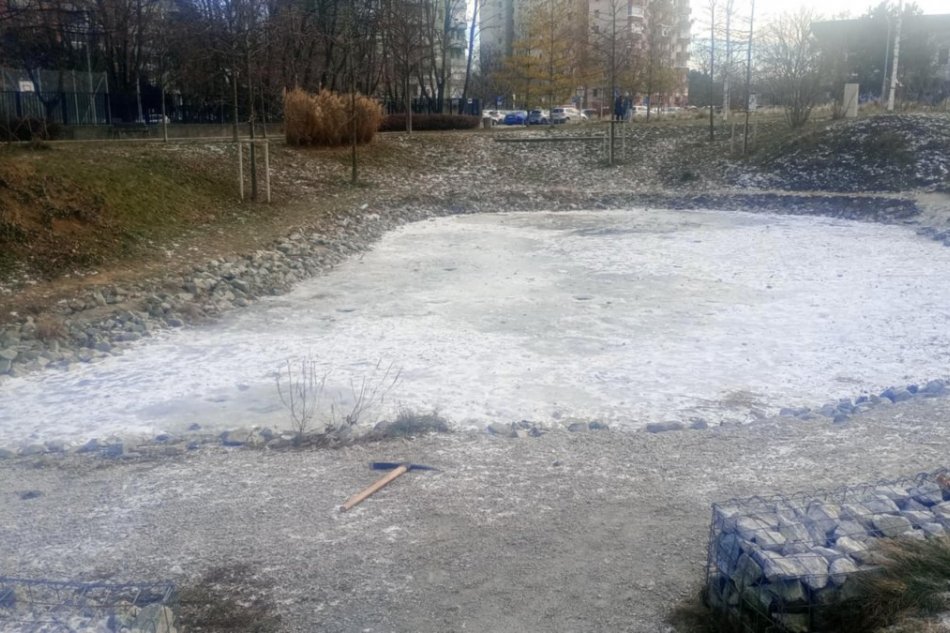 Ľudia hádžu kamene do jazierka na Agátke