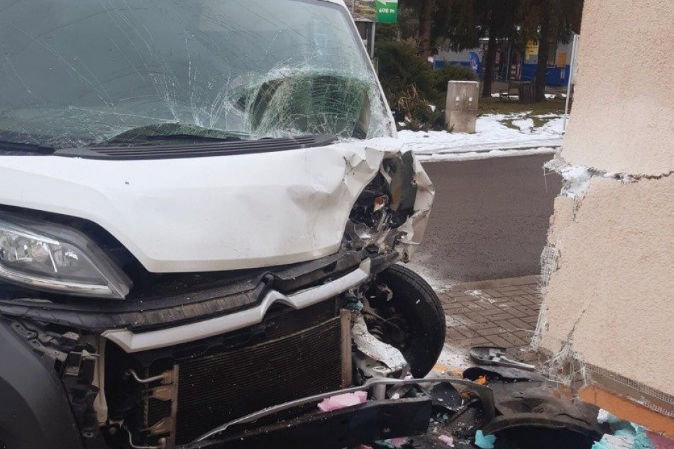 V OBRAZOCH: Opitý vodič nabúral do bytovky