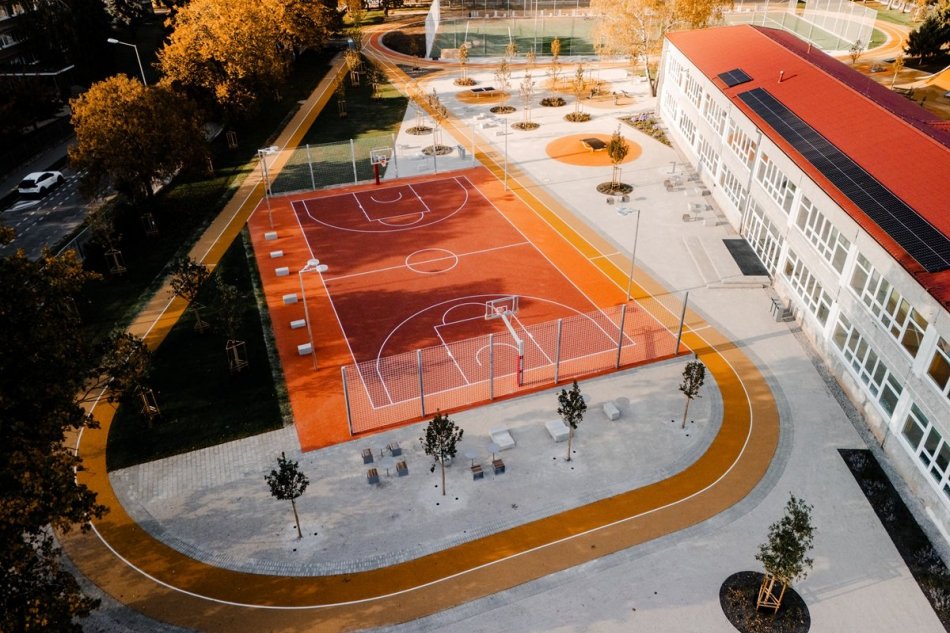 Dokončený školský areál na Kornela Mahra