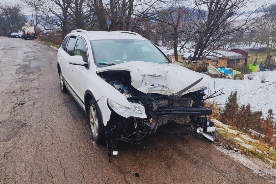 V OBRAZOCH: Zdrogovaný vodič zdemoloval elektrický stĺp