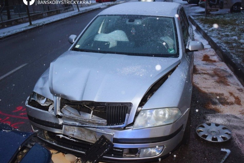 V OBRAZOCH: Vodič zachytil chodkyňu na priechode, nasledovala čelná zrážka