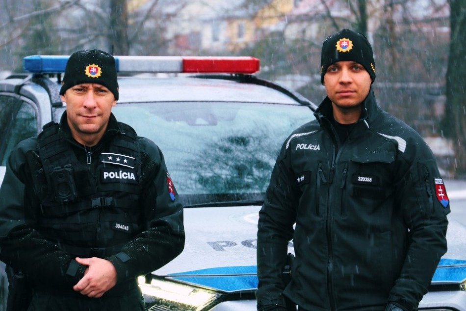 V OBRAZOCH: Pomoc policajtov po nehode za hustého sneženia