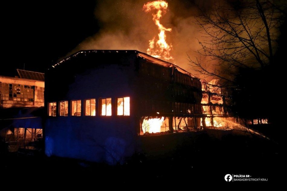 V OBRAZOCH: Požiar výrobnej haly vo Zvolene
