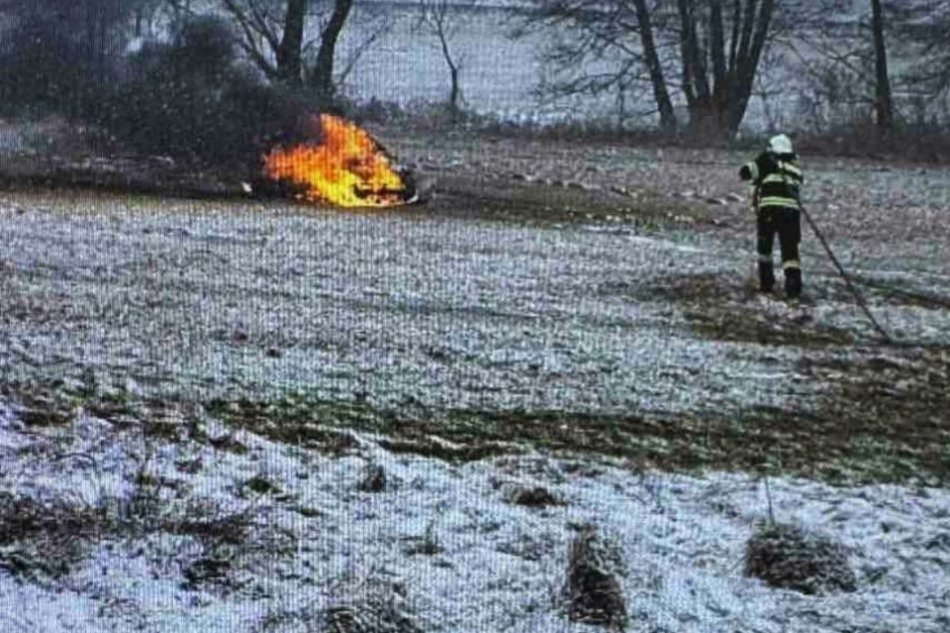V OBRAZOCH: Pri požiari auta zahynula jedna osoba