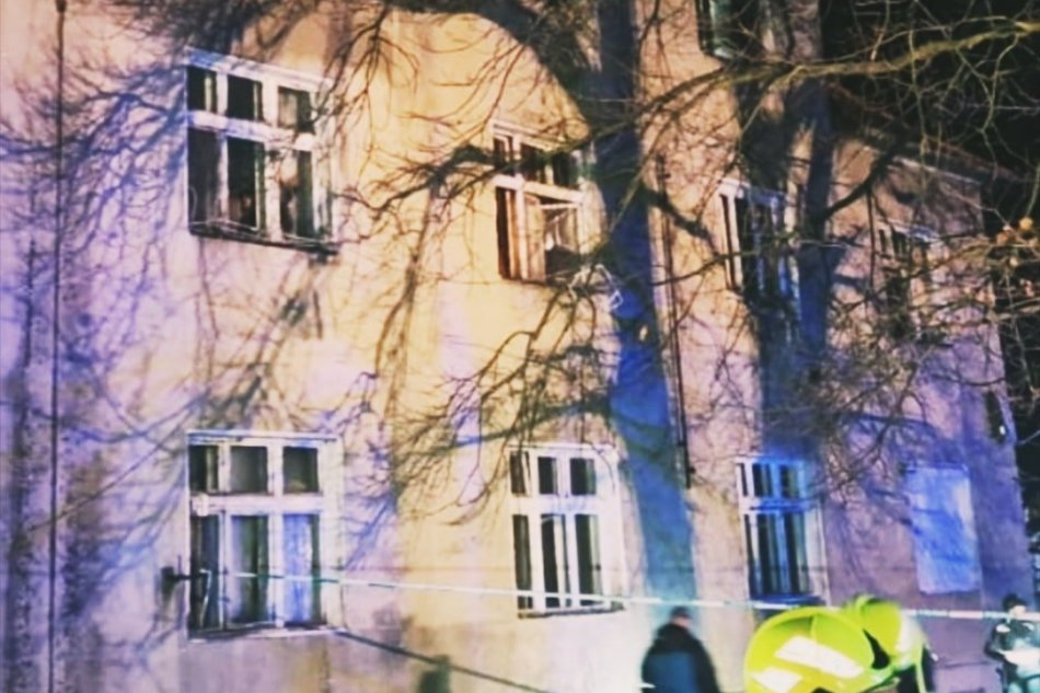 Hrozivý pád z okna bytu vo Fiľakovo