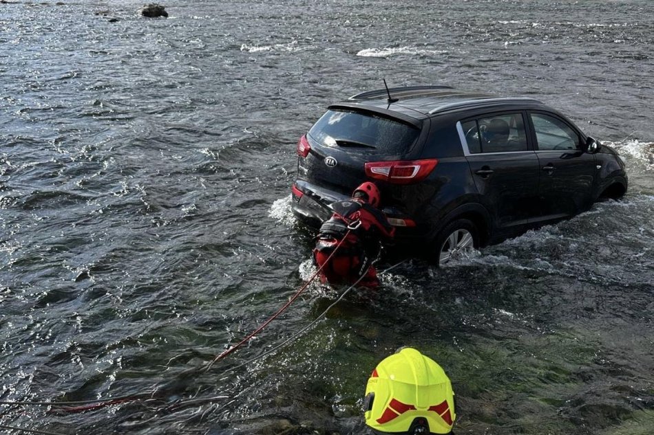 Auto našli v rieke, o kilometer ďalej objavili telo