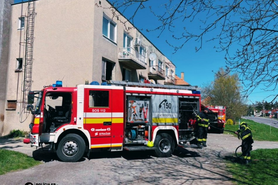 V OBRAZOCH: Policajti zachránili dvoch ľudí z horiaceho bytu
