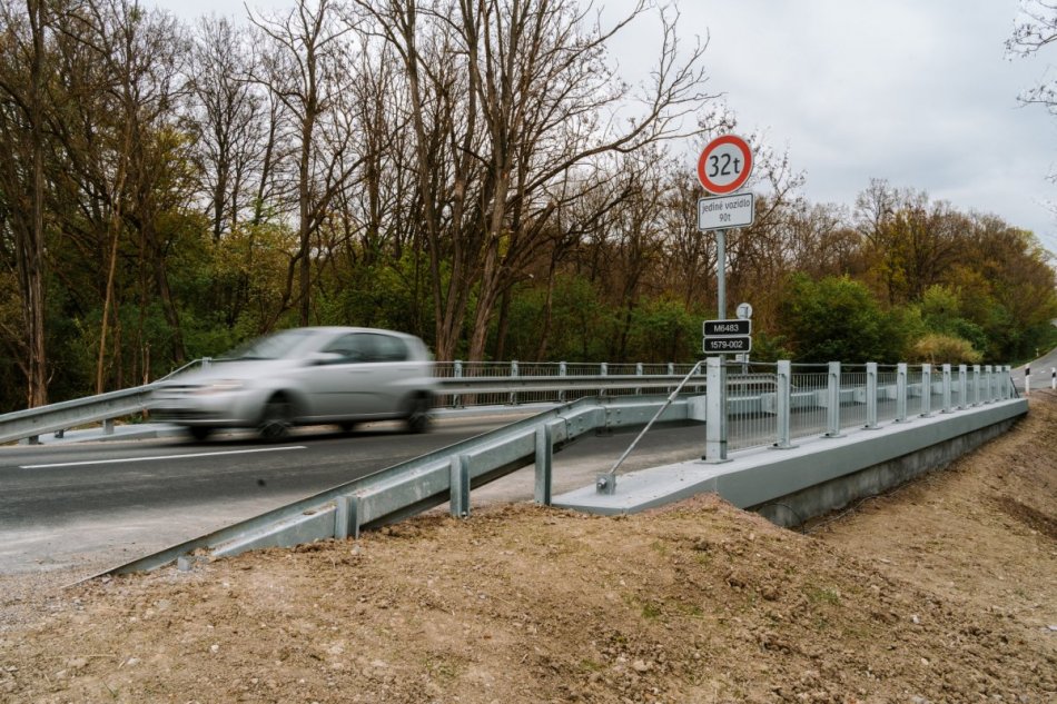 Zrekonštruovaný most za obcou Nová Dedina