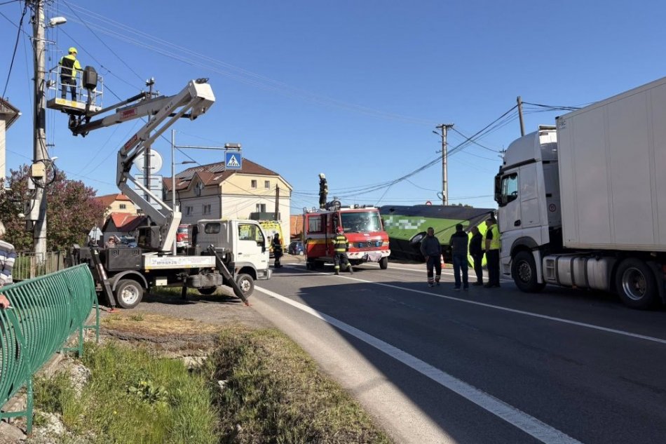 V OBRAZOCH: Nehoda autobusu v Dobrej Nive