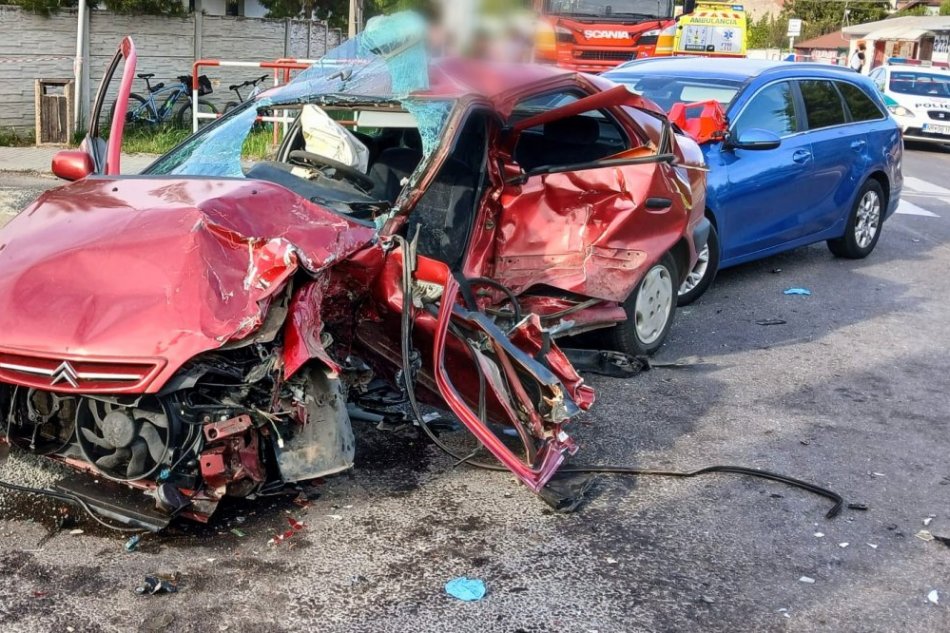 Tragická zrážka troch áut v obci Cabaj-Čápor