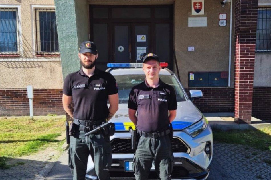 Policajti urobili sprievod do pôrodnice
