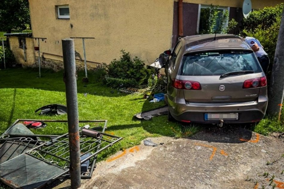 Opitý vodič skončil s autom na záhrade