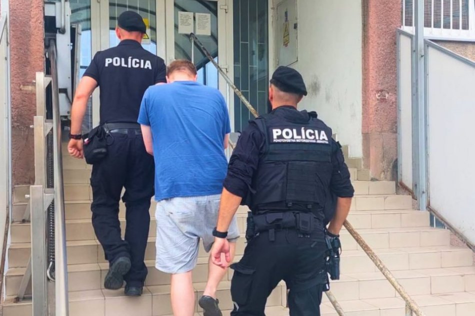 V OBRAZOCH: Vodič unikal policajnej hliadke