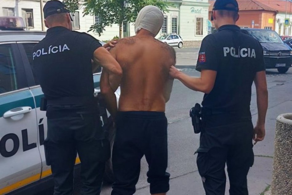 V OBRAZOCH: Policajti zadržali agresívneho muža