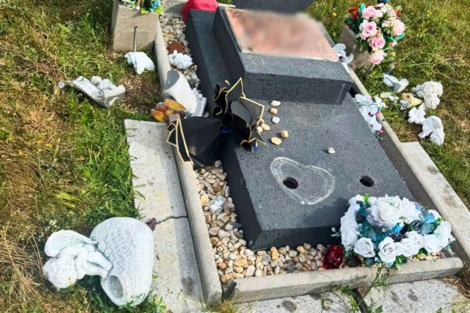 V OBRAZOCH: Vyčíňanie vandala na cintoríne