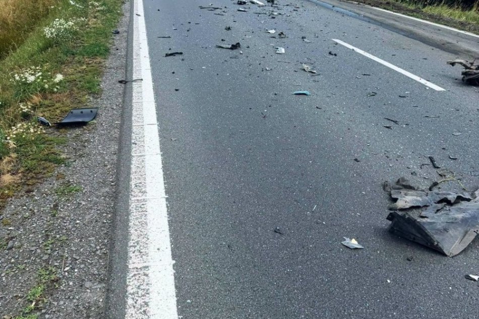 V OBRAZOCH: Nehoda áut s kamiónom pri Krupine