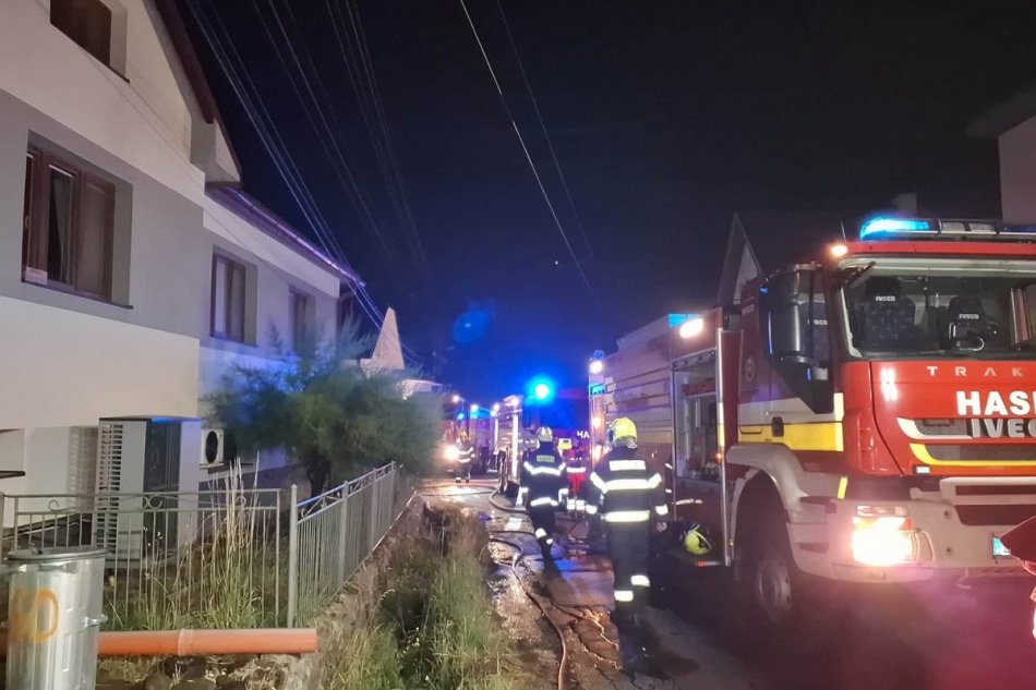 V OBRAZOCH: Ničivý požiar v obci Dúbravica