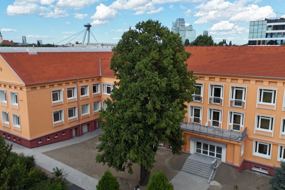 Gymnázium Alberta Einsteina má obnovenú fasádu
