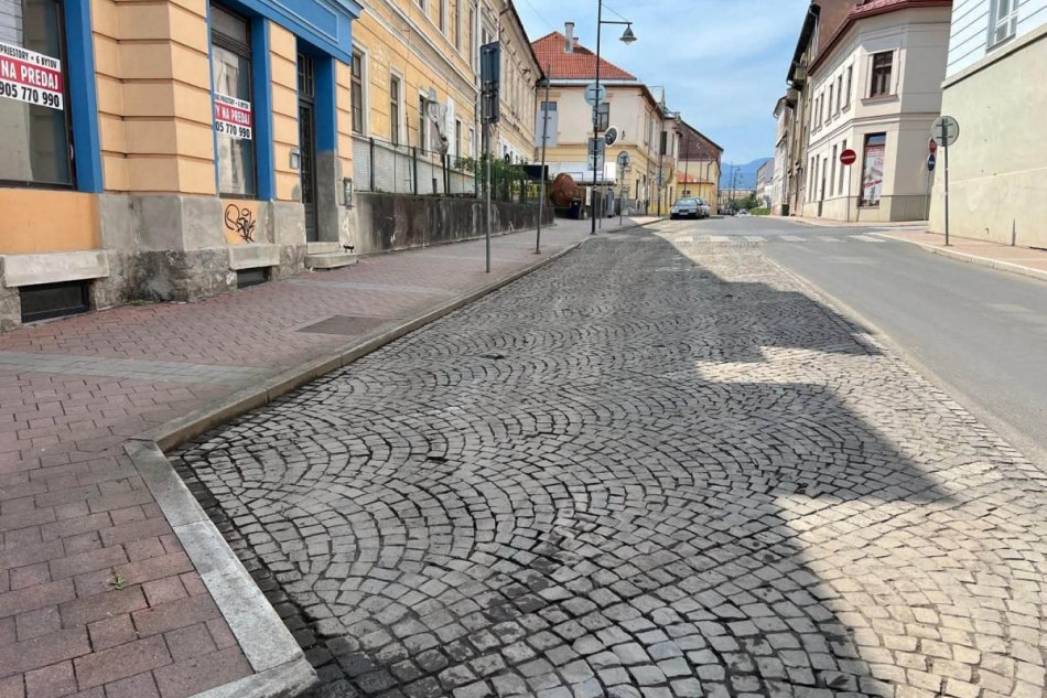 V OBRAZOCH: Čistenie parkovacích miest v centre Banskej Bystrice