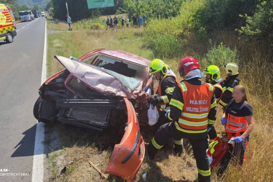 V OBRAZOCH: Nehoda osobného auta s vozidlom dopravnej zdravotnej služby