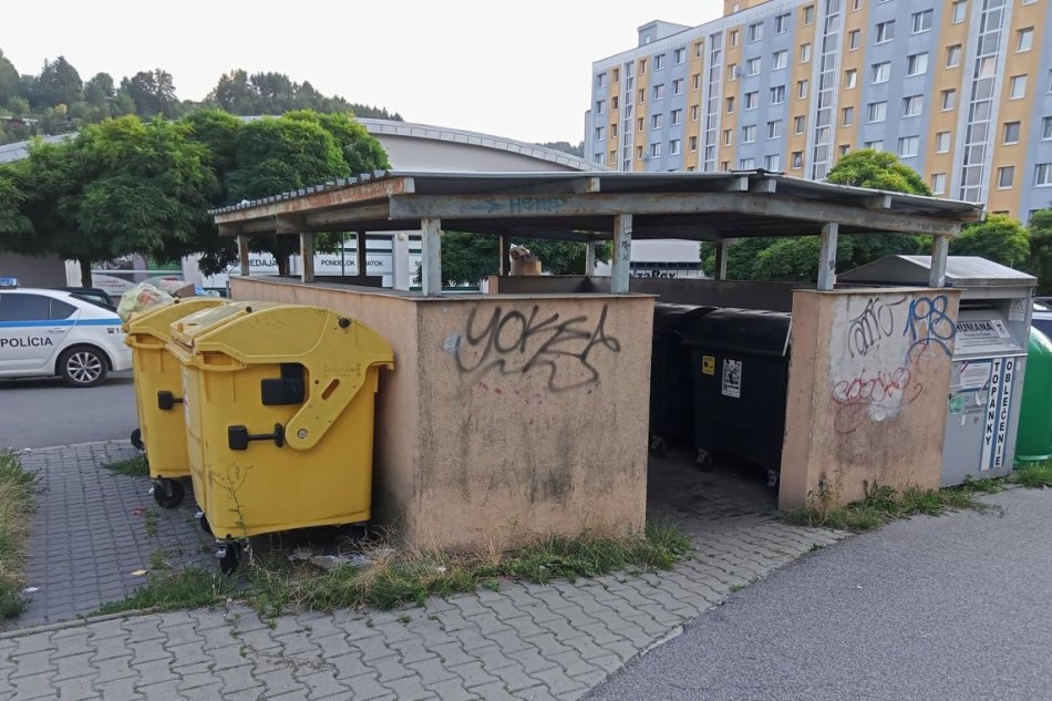 V OBRAZOCH: Čierna skládka pri kontajneroch v Banskej Bystrici