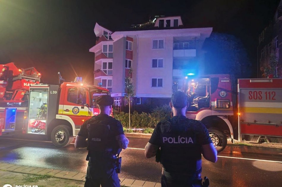 V OBRAZOCH: Blesk spôsobil požiar bytovky vo Zvolene