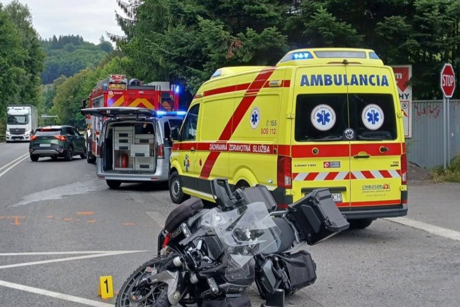 V OBRAZOCH: Nehoda auta a motocykla v Podbrezovej