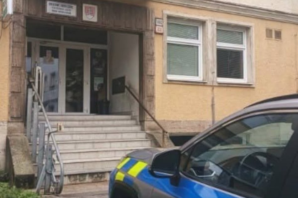 V OBRAZOCH: Muž doniesol mínu priamo na policajnú stanicu