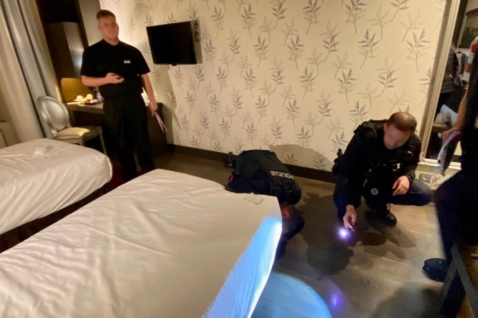 Pod posteľou hotelovej izby sa ukrýval neznámy muž