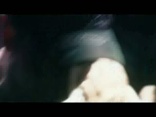 Auto kino na parkovisku pred hypermarketom.