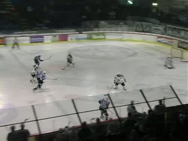 Hokej: Gólová prestrelka pod Zoborom - šťastnejší domáci