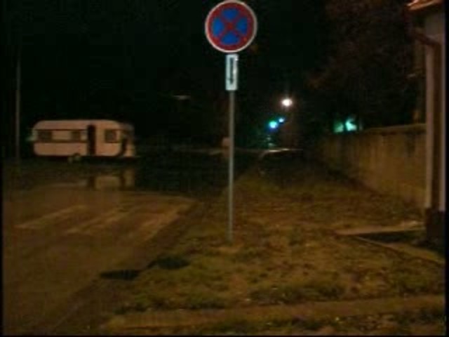Šalianski policajti postrelili zlodeja na terénnom Roveri