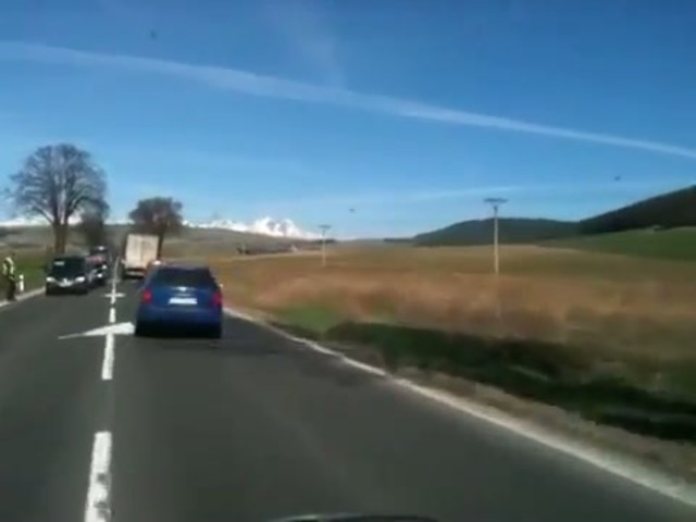 Pokazený kamión blokuje jeden jazdný pruh pred diaľničným privádzačom