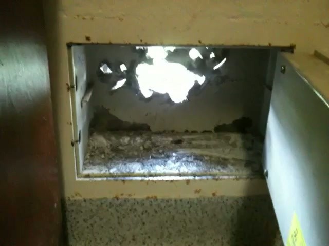 Zlodej sa prekopal do trezora cez stenu