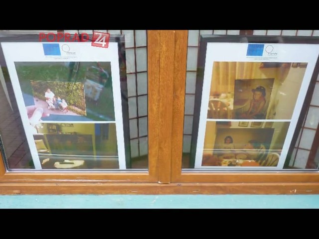 Výklady na námestí ukazujú fotografie