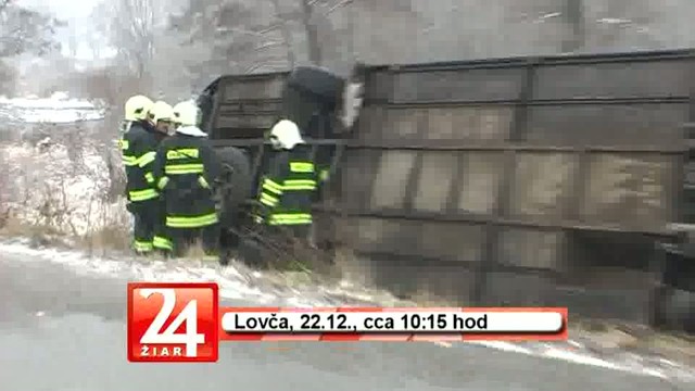 Aktualizované: Pri Lovči sa prevrátil autobus s deťmi