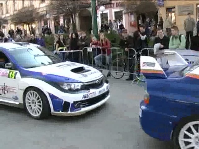 Krásne ženy a rýchle autá. Pozrite si zostrih rally...