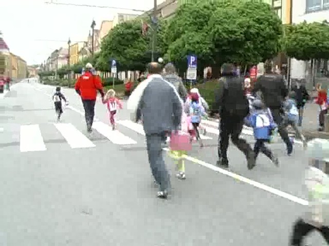 VIDEO: Hlavná ulica sa premenila na atletickú dráhu