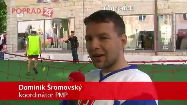 Rušno na námestí. Začal sa florbalový turnaj