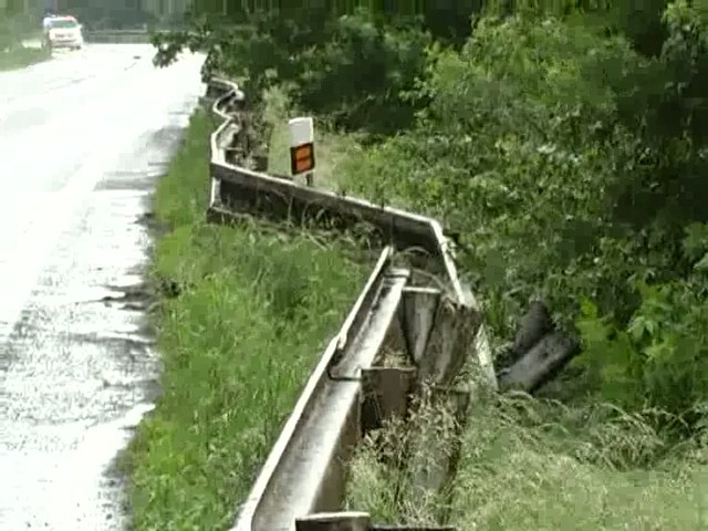 Na mokrej ceste vodič neudržal auto na ceste