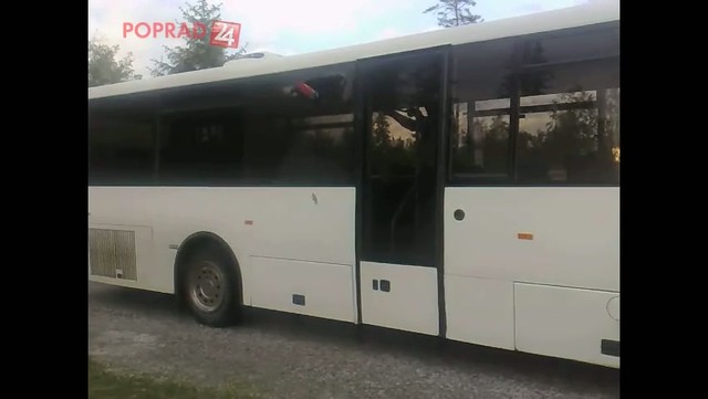 Deti hádzali kameňmi ... odniesol si to autobus!