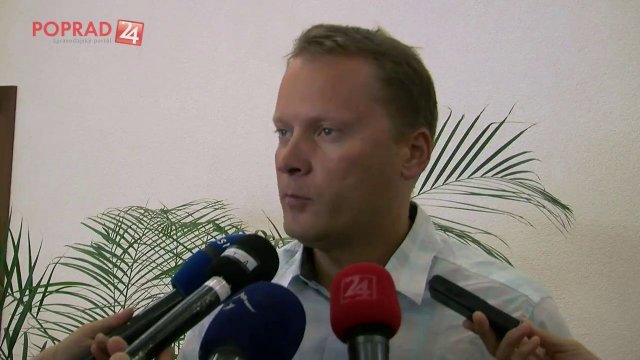 Chátrajúca budova blokuje cestu. Nemá ju kto zbúrať