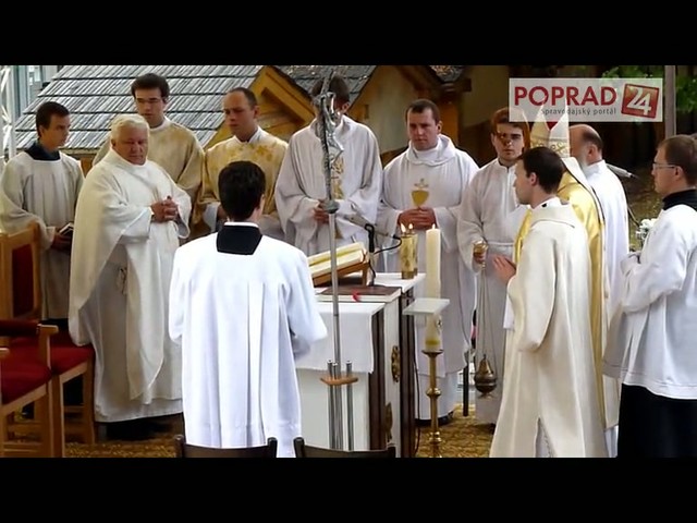 Bohoslužba na námestí: Biskup hovoril o odvolaní Bezáka