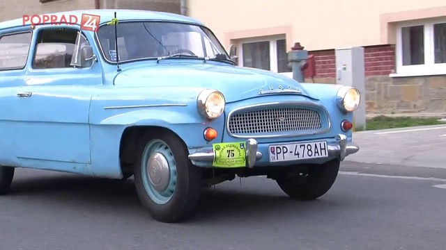 Jazdu na starých autách ukončila streľba pred úradom 